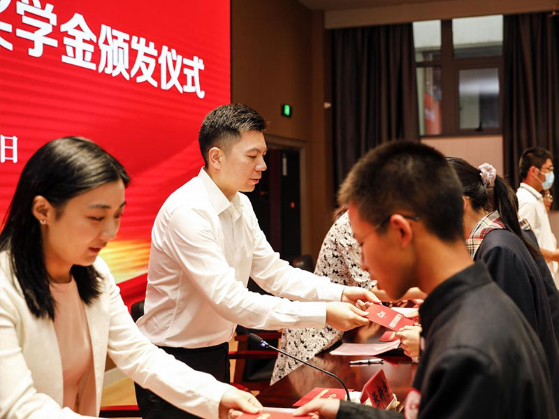龙八国际股份上市一周年丨阔步前进 筑梦新程